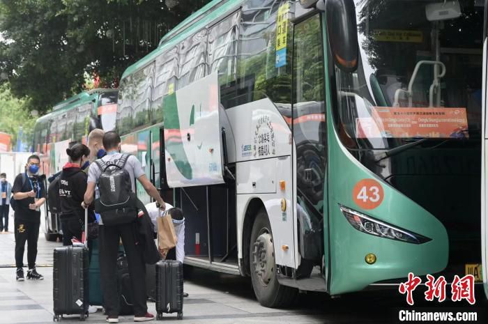 在欧洲冠军联赛中，曼城在半场落后两球的情况下逆袭，以3-2战胜莱比锡红牛，确保小组赛提前一轮结束时跻身小组首位。